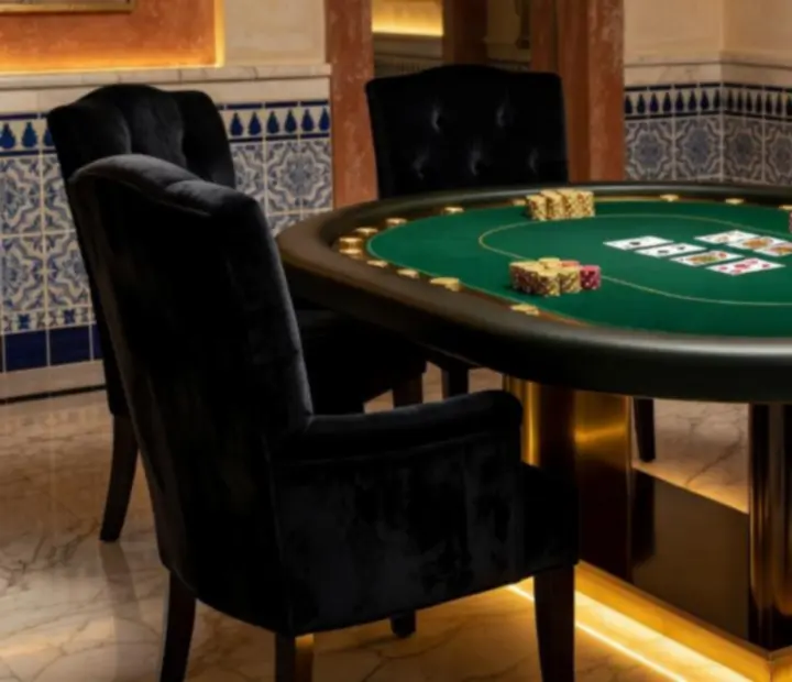 Elegancki stół pokerowy w wydzielonej strefie VIP restauracji Velona Storia